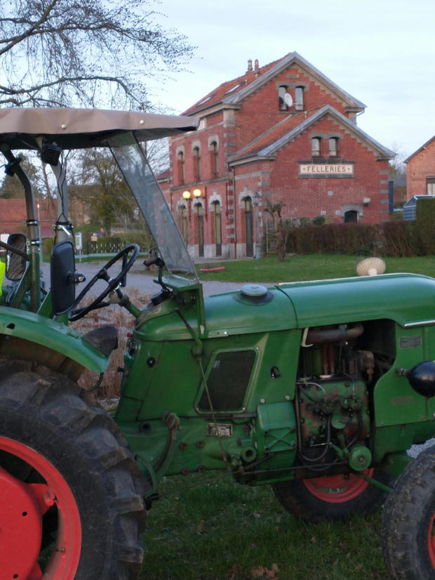 Der Traktor auf dem Campingplatz