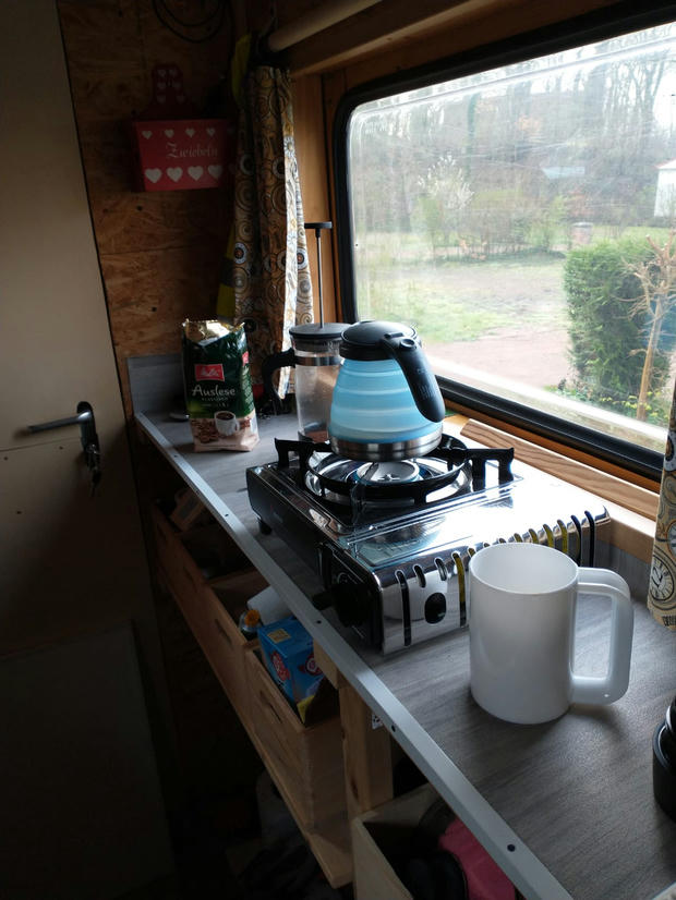Innenansicht des Bauwagen - Kochecke mit Fenster